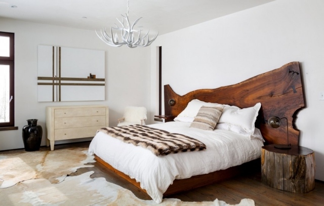modernt sovrum massivt trä säng sänggavel mattan djurhud