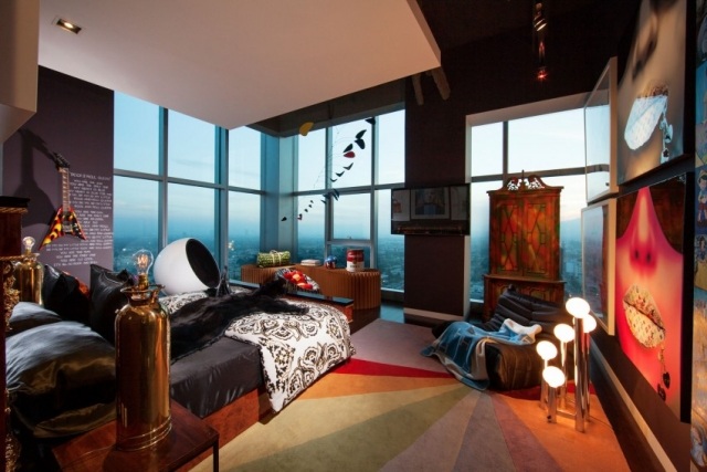 eklektiskt sovrum färgglada mattor golv till tak glas