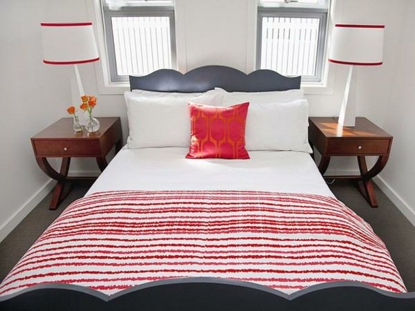 litet sovrum designidéer rött överkast