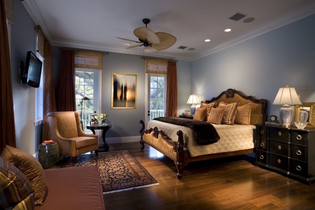 klassisk-sovrum-trä-säng-matta-golv-lackerad träbeläggning