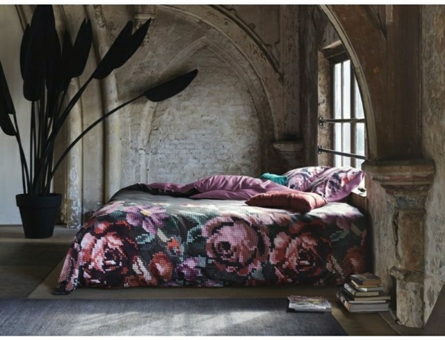Design sovrum säng filt rosor mönster