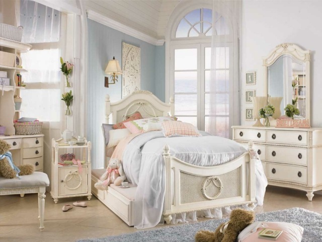 Säng trämöbler blå väggfärg för att sätta upp charmigt barnrum
