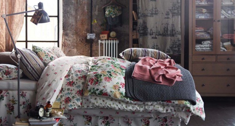 sovrum-shabby-chic-säng-linne-blommigt-mönster-läslampa-sängbord-kaotisk-garderob-gitter-fönster