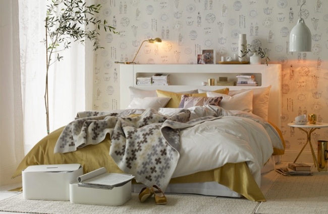 Sovrum i skandinavisk stil, feminin elegant guldvit säng