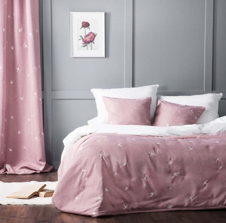 Sovrum grårosa väggfärg ljusgrå gardiner och sängkläder i rosa