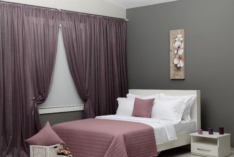 sovrum-skymning-rosa-grå-överkast-kudde