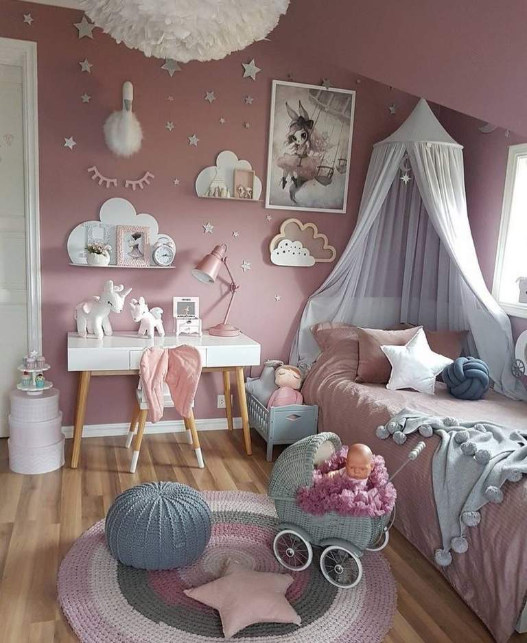 Dammig rosa väggfärg i barnrum, trägolv, spjälsäng