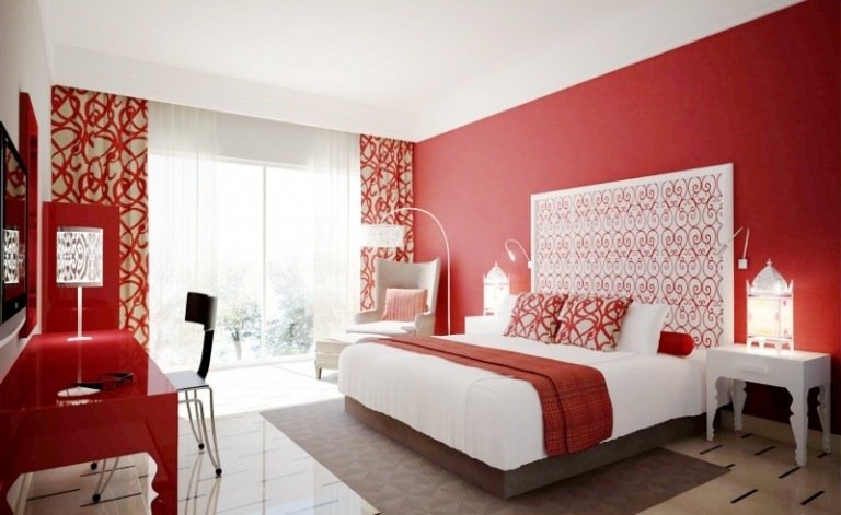 Sovrum i röd-design-vit-säng-sänggavel-gardinmönster