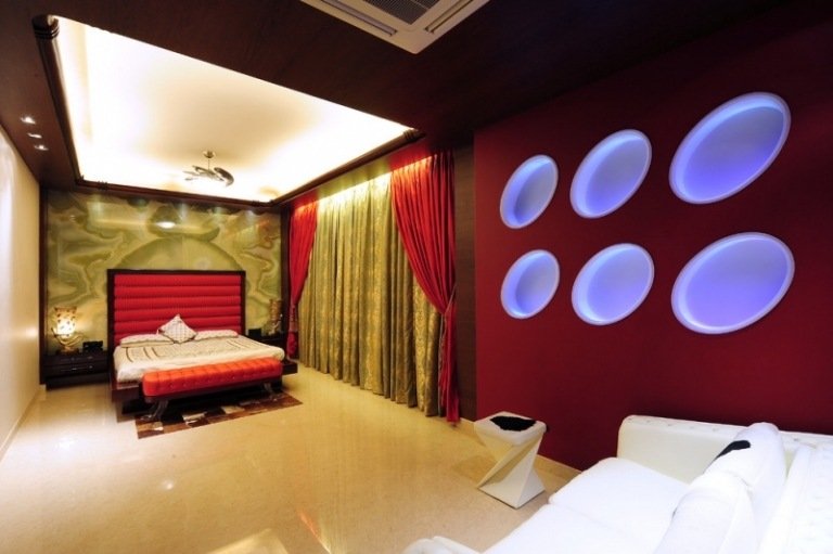 Sovrum-röda-idéer-väggdesign-säng-sänggavel