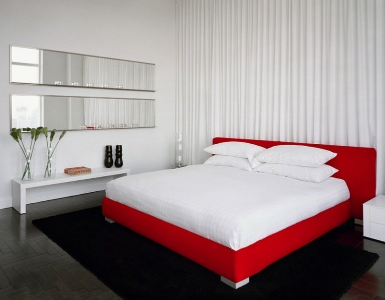 Sovrum-röd-vit-sängram-puristisk inredning