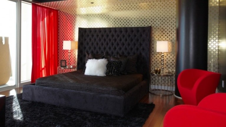 Sovrum röd svart läder säng sänggavel gardiner