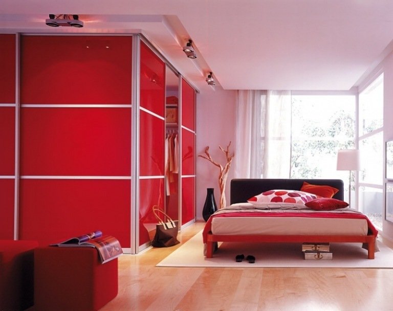 Sovrum-röd-walk-in-closet-dubbelsäng