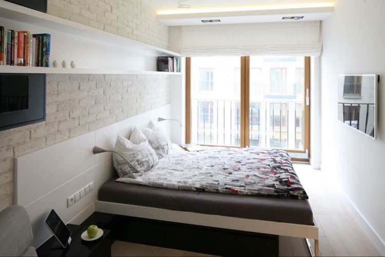 sovrum-vitt-litet-rum-högt fönster-indirekt-ljus-rand-vägg