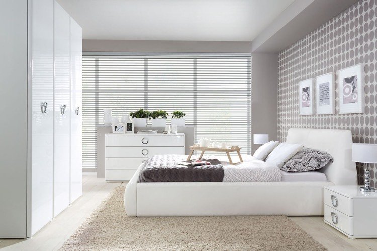 sovrum-vita-möbler-taupe-vägg-färg-tapeter