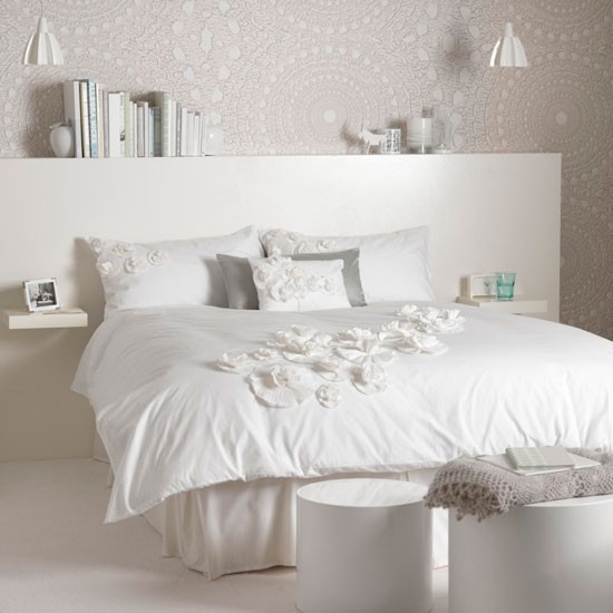 Sovrum helt vita spetseffektväggblommor