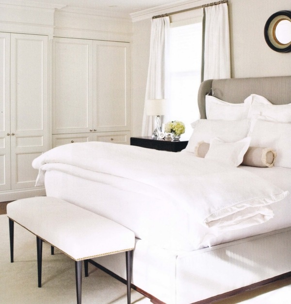 Sovrum vit och beige sänggavel garderob