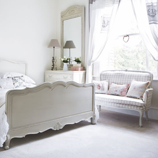 Sovrum helt vit soffa i lantlig stil