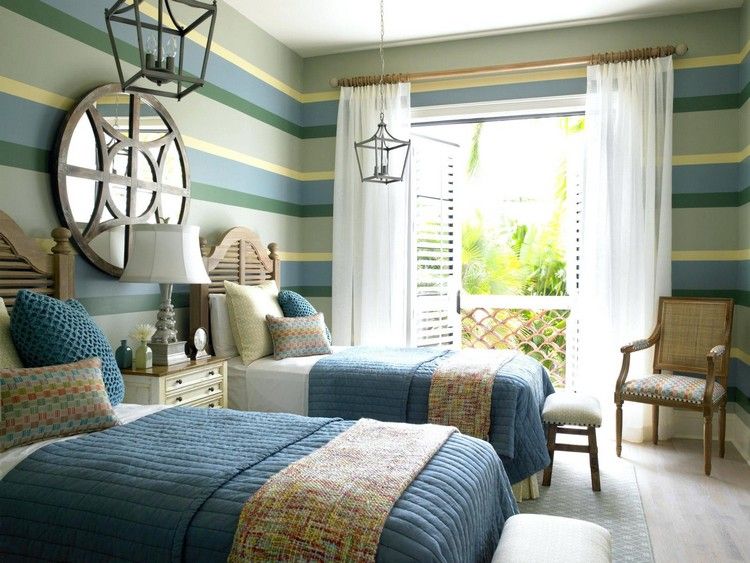 Ränder i blått och vitt och sandfärgade sovrumsdesigntips i medelhavsfärg