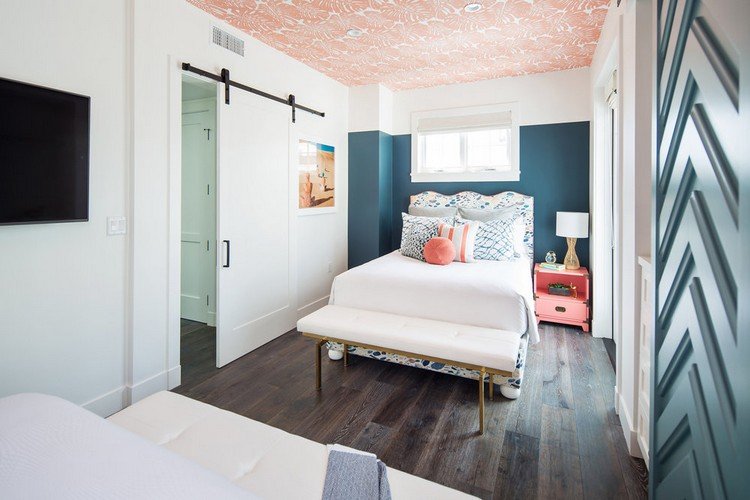 Sovrum vitblå och korallfärgidéer för vägg- och takdesign