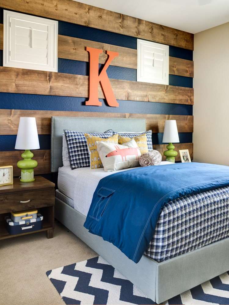 Sovrum med accentväggar i koboltblått och träfärgdesignidéer i medelhavsstil