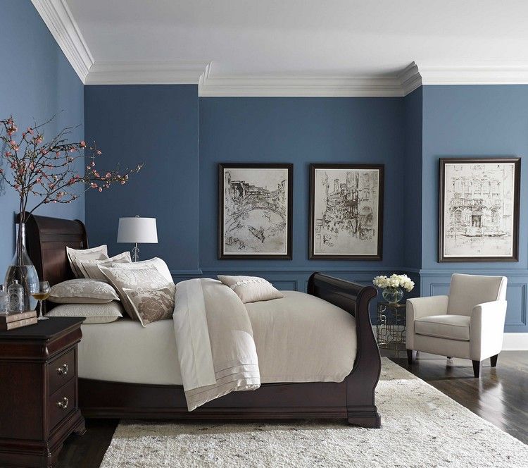 Maritimt sovrum, blå väggar målar vitt tak