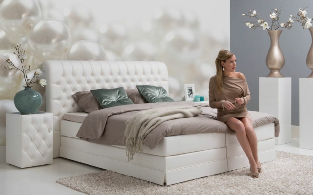 vit-sovrum-box-spring-säng-med-sängbord-gjorda av läder
