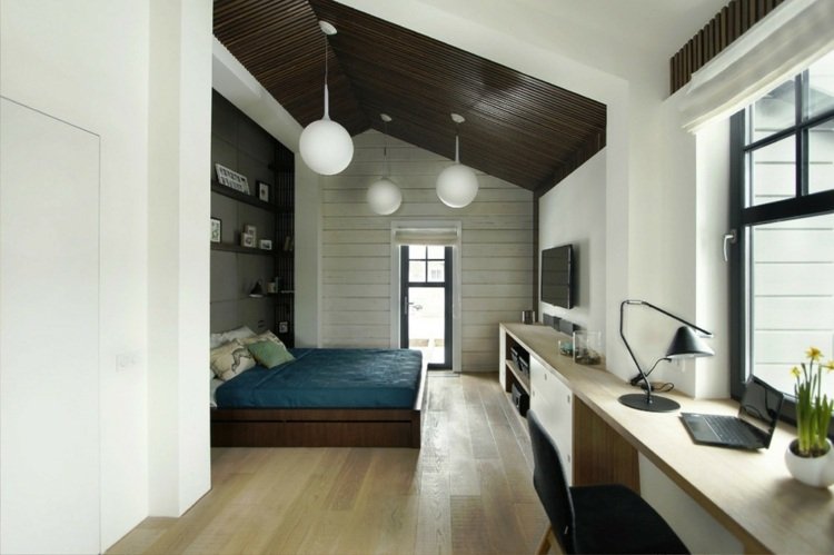 sovrum med sluttande svart tak trälister modernt skrivbord
