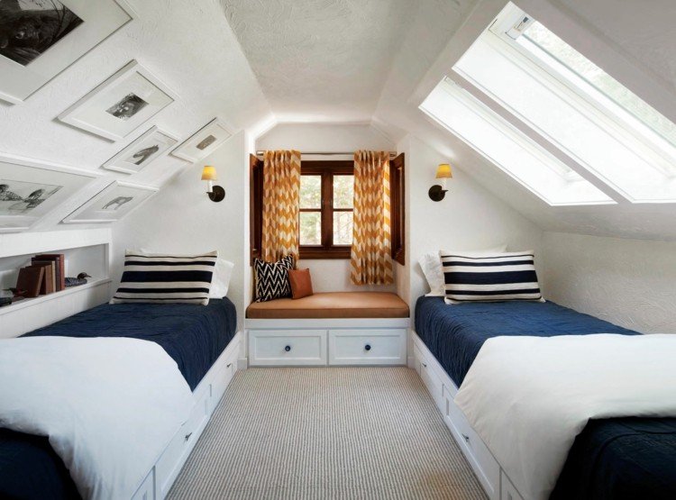 sovrum med sluttande tak bilder väggfönster sittgrupp blå vit inredning