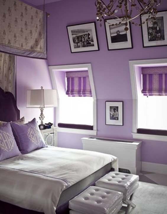 lila sovrum med sluttande tak