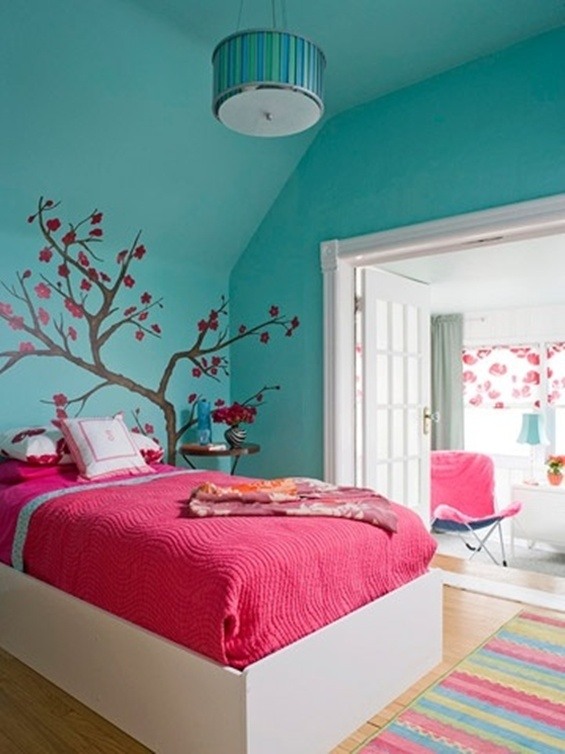 Sovrum-med-sluttande tak-träd-dekoration-blå-väggfärg