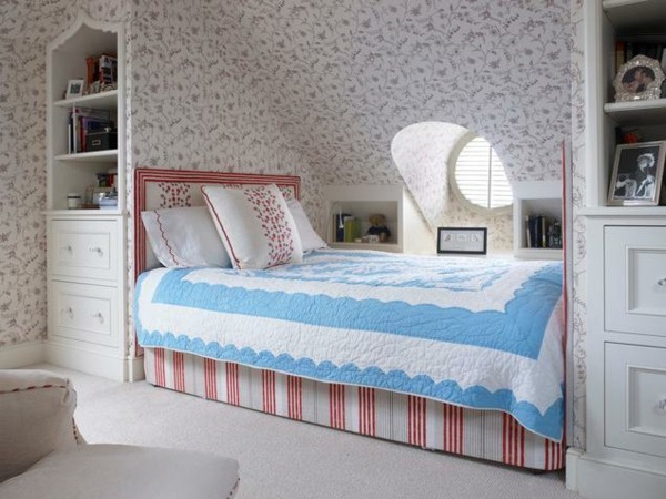 Designidéer-sovrum-med-sluttande tak-inbyggd-i-säng