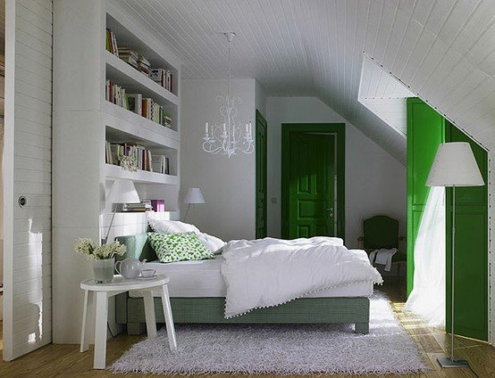 vitt-sovrum-med sluttande tak-gräs-gröna-accenter