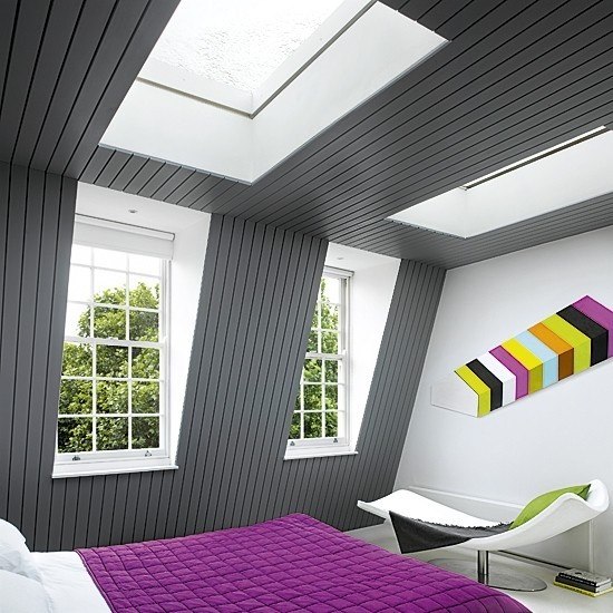grå sluttande tak sovrum