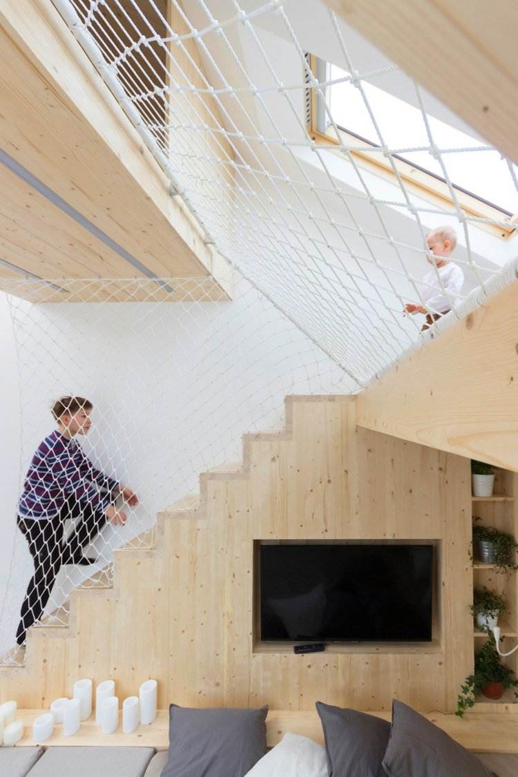 sovrum-lekplats-trappor-trä-ljusa-barn-design-idé