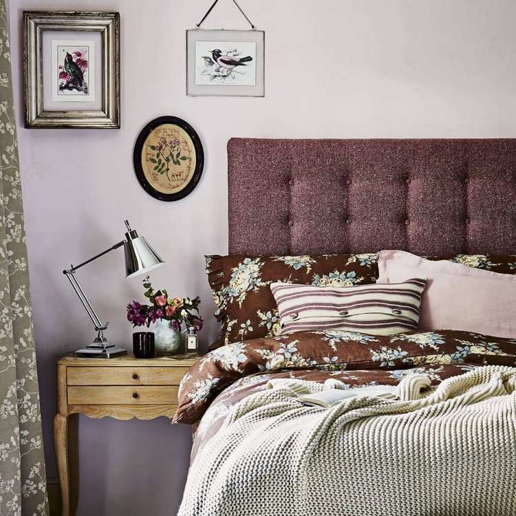 Kombinera sovrum med väggfärg mauve ljus och brun