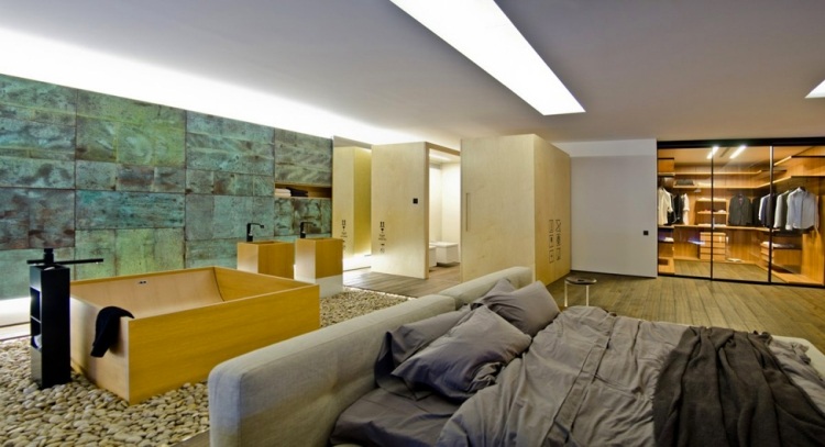 Sovrum med bubbelpool -moderna-badkar-trä-grå-sänglinne-småsten-öppna