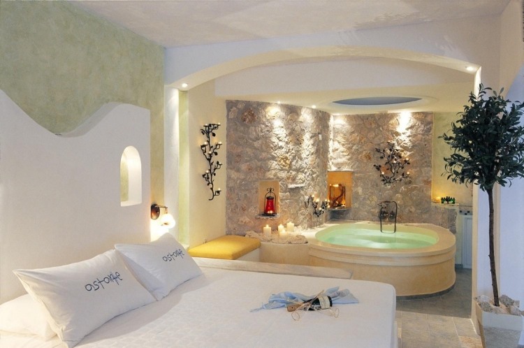 sovrum-bubbelpool-exotisk-vägg-säng-sängkläder-vit-belysning-romantiskt-träd