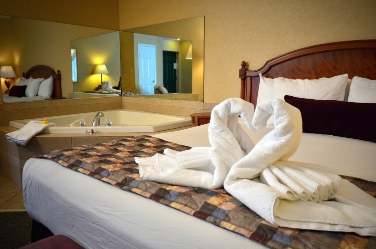 sovrum-bubbelpool-hotell-rum-jacuzzi-säng-dekoration-handdukar-lyx