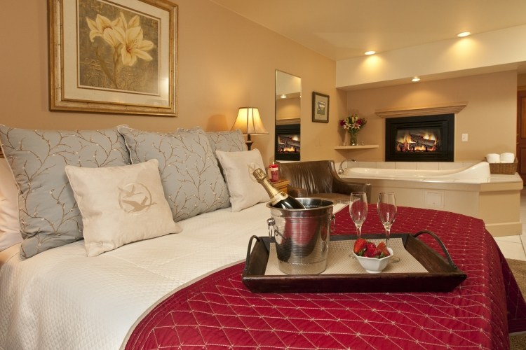 sovrum-bubbelpool-hotellrum-säng-öppen spis-champagne-jordgubbe-romantik