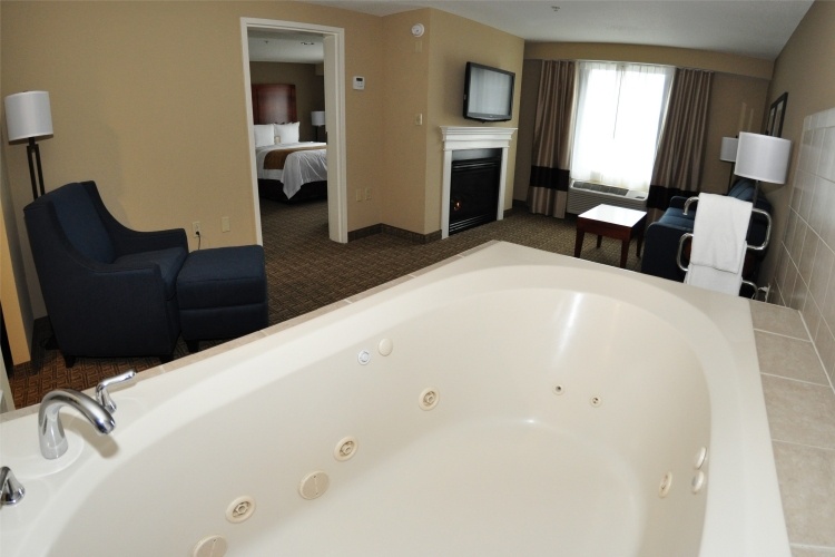 sovrum-bubbelpool-badkar-vitt-öppet-badrum-säng-tv-fönster
