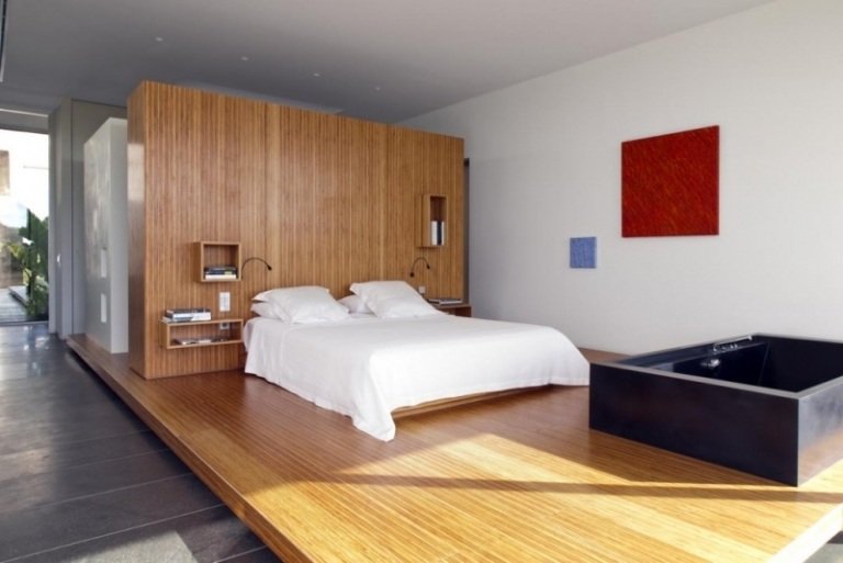 Sovrum med bubbelpool -öppna rum-badkar-svart-säng-trä-beklädnad-vägg-golv-fundament