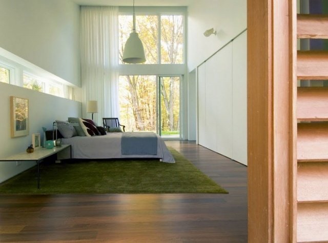idé-sovrum-modern-design-trä-golv-grön-matta-fönster fram