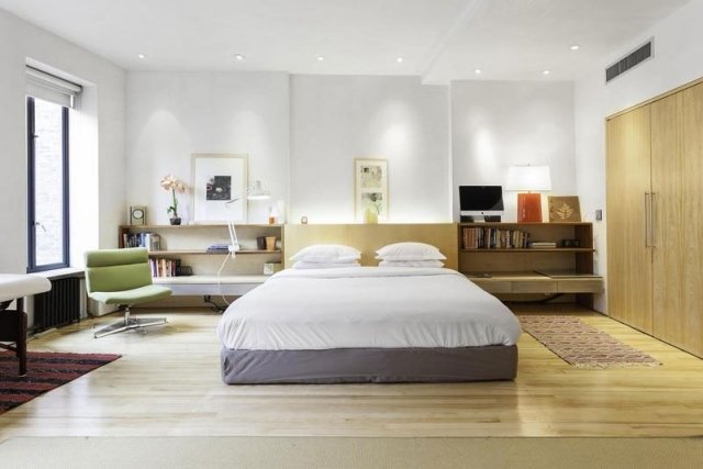 sovrum-modern-design-dubbelsäng-trä-hyllor-vit-vägg-inbyggd garderob