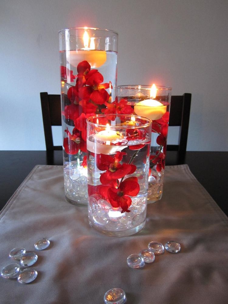sovrum romantisk dekoration-flytande-ljus-vaser-röda-orkidéer