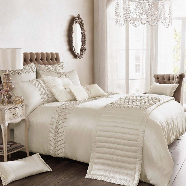 sovrum-romantisk-lyx-sängkläder-satin-vit-grå