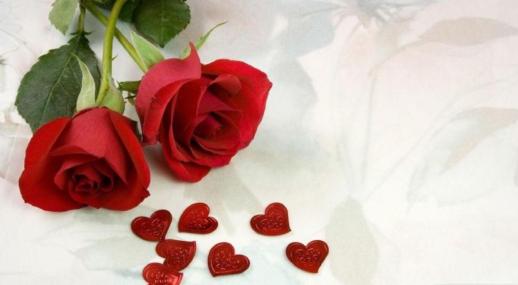 dekorera sovrum romantiskt hjärtröda rosor