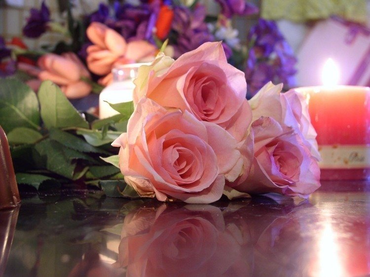 sovrum-romantisk-dekoration-rosor-mjuk rosa-färg