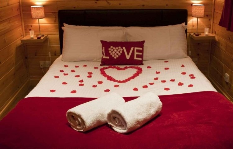 sovrum romantisk dekoration-rött-överkast-rosenblad