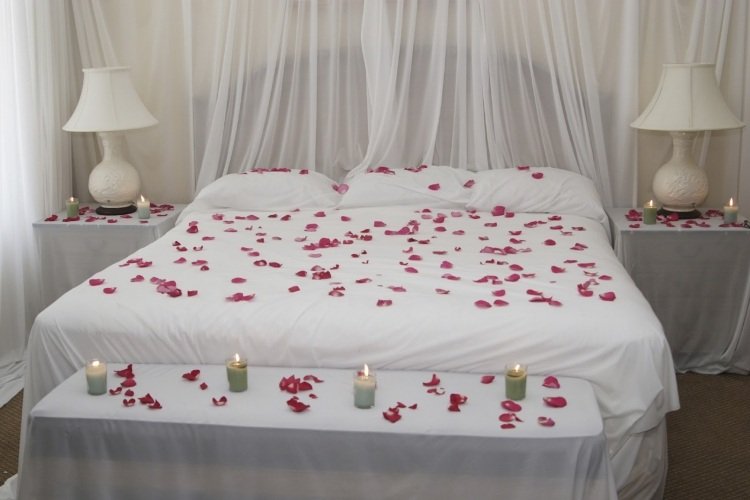 sovrum romantiska deco-rosenblad-ljus-rena tyger