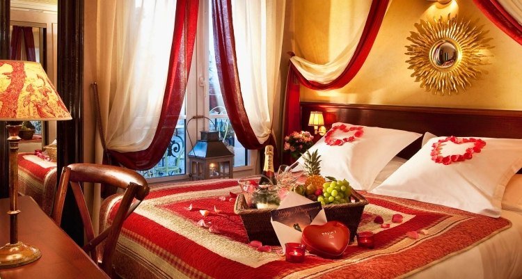 sovrum romantisk-dekoration-ros-kronblad-choklad